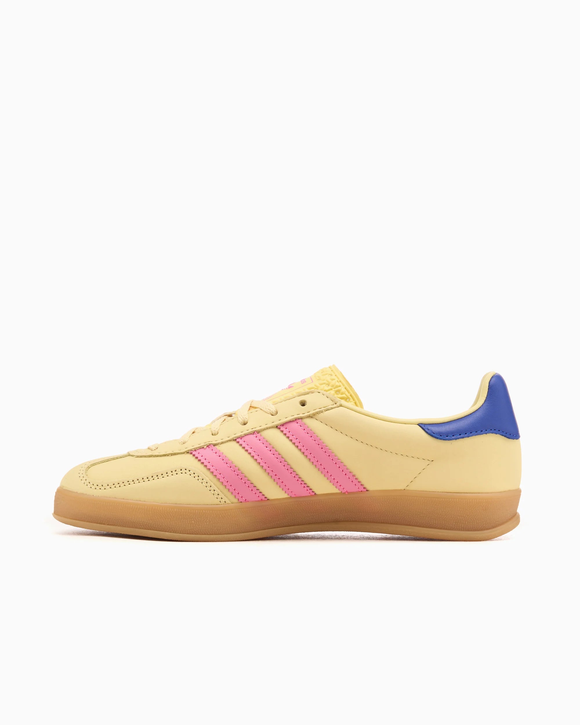 adidas Originals Gazelle Indoor para mujer, color amarillo polvo/rosa lúcido/azul royal