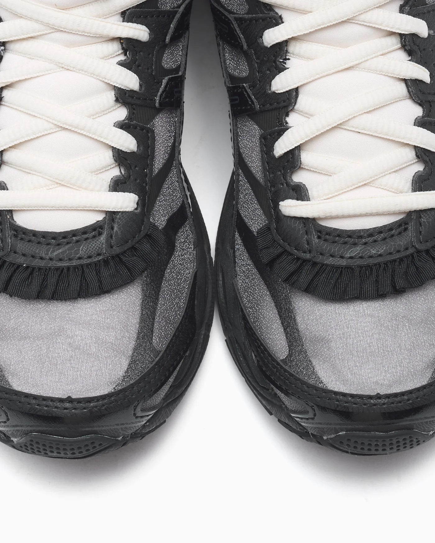 ASICS Gel Cumulus 16 Griff Black White