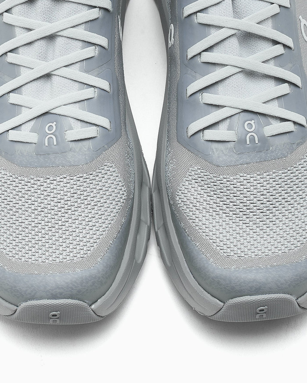 On Running Cloudtilt Moon Zendaya Glacier Alloy