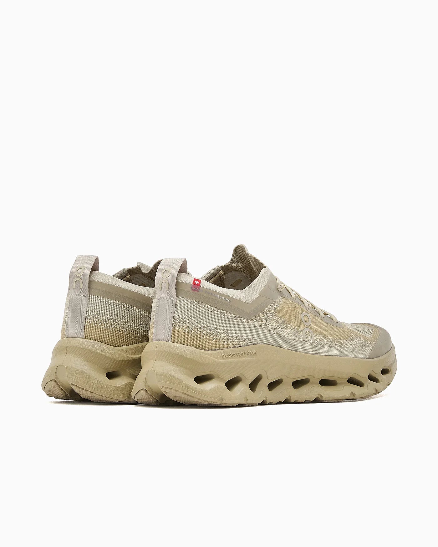 On Running Cloudtilt Moon Zendaya Invierno Kasha